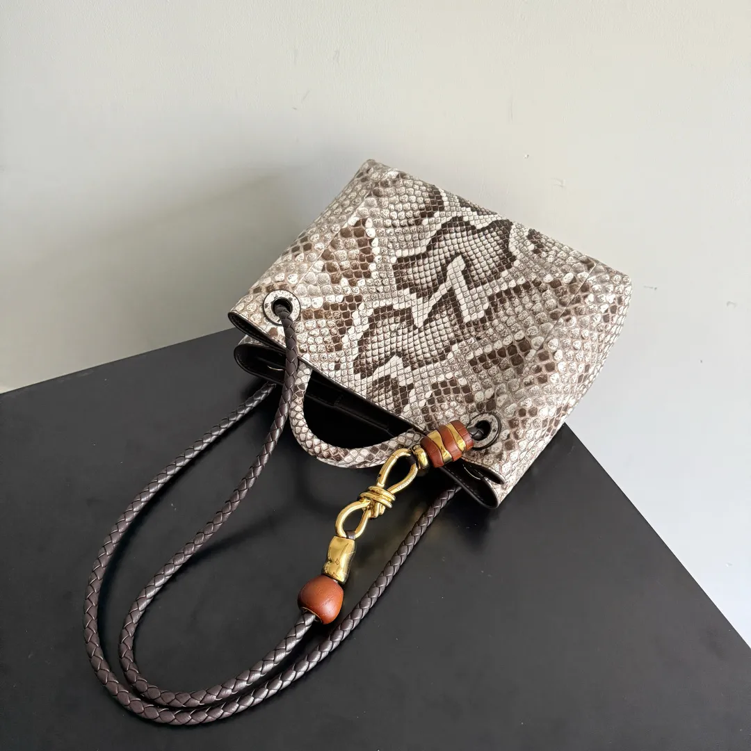 The new Andiamo batch of 3060 BV is shipped‼ ️The classic intercciato weaving process is used to create a soft bag, the metal knot is made of micro-cast aluminum using jewelry technology🪢, and the decorative beads are made of metal and hand-polished oak, allowing you to jump repeatedly between elegance and fun💃, making it unpredictable. Classic and versatile, it shows off your temperament, and the bag has a large capacity, making it very convenient for daily commuting! It has a variety of carrying methods, the shoulder straps can be adjusted by yourself, the original lambskin feels soft and delicate, and the unisex style breaks gender boundaries and brings a more practical and long-lasting use experience. The Andiamo, which has both elegant and casual styles, perfectly interprets the "fashionable old money style". Style number: 743568+wood hardware Color: original snakeskin pattern Size: 25*22*10.5cm
